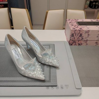 2024新款第二代灰姑娘水晶鞋。 Jlmmy Choo周仰杰224高配升级版 专柜23款3D蛇纹磁铁盒包装 每一年美到哭的灰姑凉水晶鞋。官方全新升级“爱心”心形