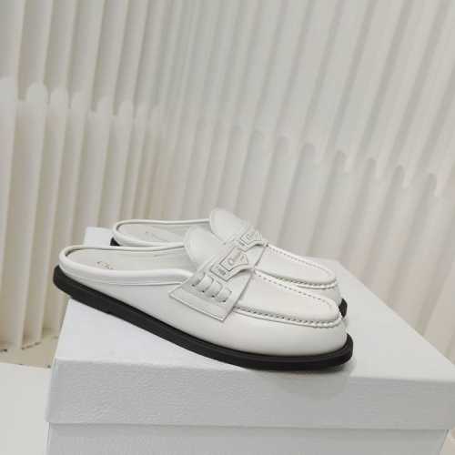 Dior秋冬全新上线平跟全皮半拖穆勒鞋 这款 Dior Boy 穆勒鞋是二零二四冬季成衣系列新品，融入 Dior 非凡的精湛工艺，重新诠释经典乐福鞋设计。采用绒
