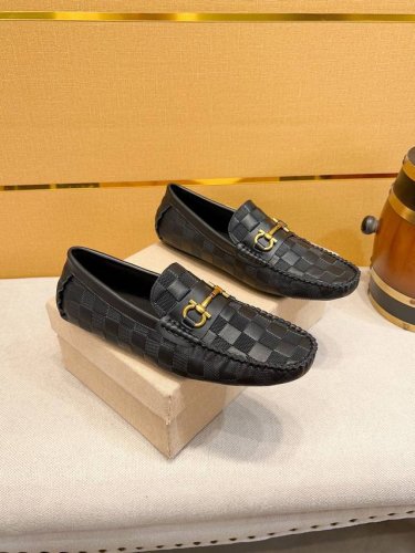 Louis Vuitton 路威易登 ，最新男款士豆豆鞋上市，官一网比一，鞋面用采进意口大头利层牛皮压纹+猪皮内里+最新金五扣，绝一非般工的艺制造，大厂艺工流程