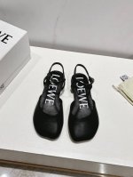 Loewe罗意威2025春夏新款平底凉鞋来啦 上脚直接被惊艳到 设计亮点 个性方头设计 时髦又百搭 轻松驾驭各种风格 平底舒适不累脚 逛街约会穿一整天都不怕 高