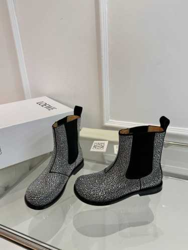 罗意威Loewe 火爆新款 配合整体原版楦型，时尚而个性好穿 颜色超赞 面料：进口羊京烫钻 内里：水染牛皮 垫脚：水染羊皮 大底：原版真皮大底 跟: 包装：原版