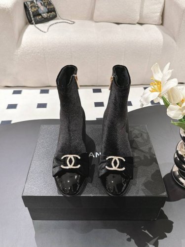 定制不退换小香2025P新款秋冬百搭蝴蝶结短靴香港购入正品1:1开发，鞋型经过两个多月反复调试，尤其是鞋头看似简单，却及其考验技术，没有个十年八年的老师傅是做不