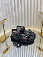 Lv 路易威登 春夏新品 最新走秀款厚底凉鞋 香港原版购入一比一开模 今年的款式比去年增加了新原素 显得更为大牌 皮面 老花料 丹宁布印花 内里垫脚全羊皮 原版