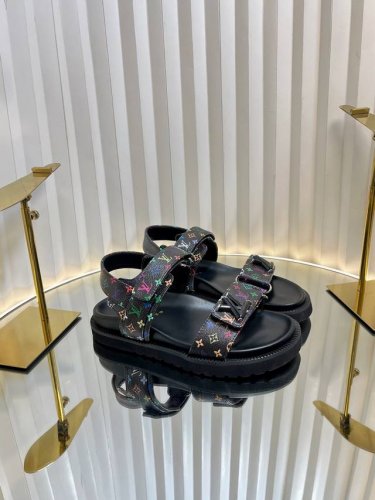 Lv 路易威登 春夏新品 最新走秀款厚底凉鞋 香港原版购入一比一开模 今年的款式比去年增加了新原素 显得更为大牌 皮面 老花料 丹宁布印花 内里垫脚全羊皮 原版