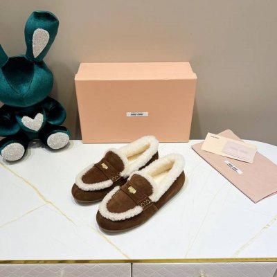 ，缪缪miumiu2024最新款毛鞋 ，上脚舒适超暖，鞋面采用牛反绒面料，内里羊卷毛，码数：35-40.
