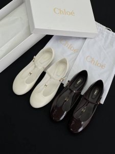 莞产顶级！支持分销 Chloe蔻依新款舒适平底芭蕾舞鞋玛丽珍单鞋 这款焕新设计的Marcie芭蕾鞋采用山羊皮制成，玛丽珍廓形和杏仁形鞋头展现巴黎风情。鞋面上饰有