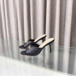 dior迪奥My Dior2025春夏新款带跟凉拖鞋五金字母扣鱼嘴高跟拖鞋 这款My Dior带跟凉拖是二零二五春夏成衣系列新品 彰显精致的优雅气质 皮革面料鞋