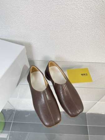 深口鞋 Maison Margiela 头层牛皮深棕色 时尚个性圆形跟 炒鸡减龄 大热时尚风格 Mm6 Maison Margiela的实验性从功能主义的解构美 - 点击图像关闭