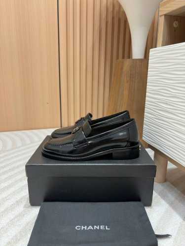莞产品质 24Fw新款chane*小香双c圆扣乐福鞋 一眼就爱上的乐福鞋 简约又经典 不挑风格 可随意搭配！千金小姐的小双c乐福鞋 穿出去谁不夸一句精致又有品味