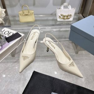 PRADA 普拉达 24 出厂价 专柜走秀款尖头凉鞋 三角扣标 高跟 早春走秀款！鞋面：高定制漆皮面料 内里：进口水染羊皮大底：原版意大利真皮大底 跟高：7.5