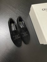 CELIN* 麂皮乐福鞋 自带法式慵懒腔调。标志性的品牌元素精致刺绣其上，简约大方又辨识度十足。一脚蹬设计，便捷又随性，无论是搭配干练西装还是休闲牛仔裤，都能瞬