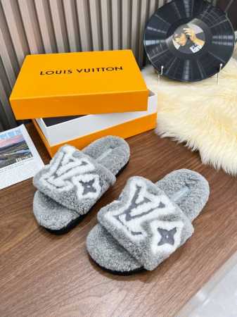 louis vuitton 新款羊毛拖鞋 纯皮毛一体羔羊毛打造！超温暖的感觉，穿上仿佛踩在云朵上lv经典老花装饰，精致高级！让这双毛拖身价陡增！鞋底是原版开模的 - 点击图像关闭