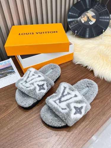 louis vuitton 新款羊毛拖鞋 纯皮毛一体羔羊毛打造！超温暖的感觉，穿上仿佛踩在云朵上lv经典老花装饰，精致高级！让这双毛拖身价陡增！鞋底是原版开模的