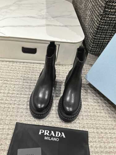 Prada普拉达 24 最新 厚底切尔西短靴 时尚厚底休闲切尔西短靴，经典不可复制，人人都爱也轻松驾驭 每年都会爆.还有就是百搭经典的鞋楦，足以征服你，穿上它，