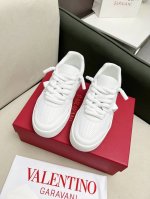 valentino 最新夏季透气时尚 情侣 款 ，厚底的独特设计时尚一族特现脚瘦一款百塔的时尚产品 面料：鞋头采用A级丝绸小牛皮；鞋胆采用透气珠地空气层网格塔配