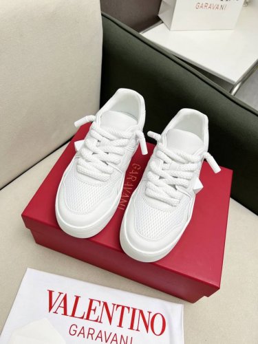 valentino 最新夏季透气时尚 情侣 款 ，厚底的独特设计时尚一族特现脚瘦一款百塔的时尚产品 面料：鞋头采用A级丝绸小牛皮；鞋胆采用透气珠地空气层网格塔配