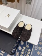 高品质出厂 The Row 24ss 秋冬新款复古大头包头拖 勃肯羊毛拖 第一眼看到这个鞋子感觉不起眼，没有过多的装饰很简单 但带有点复古味呆萌可爱随意搭配都好