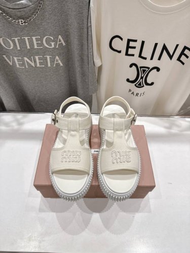 高版本出厂 Miumiu*繆繆25Ss New Arrival～Miu家2025Ss走秀款帆布鞋厚底凉鞋 这款系带休闲运动鞋妥妥的美式休闲风格～ 日常穿着必选！