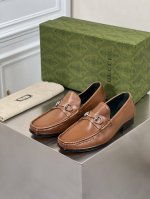 新品 Gucc*_专柜*官网同步莫卡辛便鞋。高端男士商务休闲鞋乐福鞋原单正品代购货。 原版进口小牛皮 搭配经典马衔扣饰扣牛皮内里牛皮垫脚原版真皮鞋底！ Size