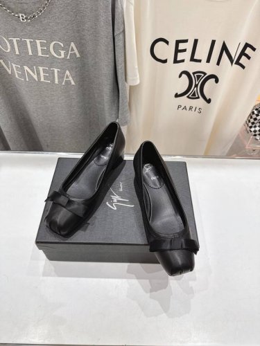 高版本出厂 Giuseppe Zanotti 与 Christian Loubouti 推出首个联名鞋履系列 夏季新品蝴蝶结玛丽珍小高跟单鞋 gz与Cl红底鞋这