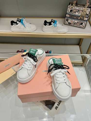 冲量价: MiuMiu 缪缪 24ss 新款秋冬季 休闲鞋，美到心坎上啦！ 柔软的真皮材质，触感细腻，亲肤舒适。 独特的设计，时尚又百搭，无论是搭配牛仔裤还是裙