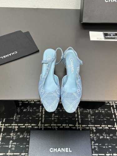chane+L 经典Slingback 小香后空凉鞋 就像Coco香奈儿女士说的：流行稍纵即逝，但风格永存！这双后空鞋就是香家经典中的经典！双色搭配，简约精致，