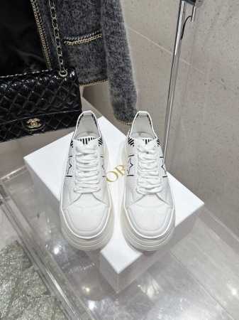 代购级 薄底款，厚底款 Dior 迪奥25春夏意Star 运动鞋为经典单品，经久不衰的设计别具一格。 采用白色网眼织物精心制作，侧面饰以黑色 Cd 标志和星星图 - 点击图像关闭