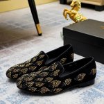 售 价 商品商标：Gz* Gz* 一脚蹬皮鞋 正码码数 38-44 可订做45 商品材料：鞋面进口羊京，奥地利进口水钻，羊皮内里，原版大底。