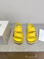 Dior X Birkenstock 联名款 Milcno凉拖鞋 鞋底上半部分是Dior的纹路 下半部分是勃肯的纹路 下面牛翻毛皮和羊毛纤维 体现联名背后的精湛