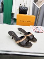 出厂： Lv新款丹宁牛仔布小猫跟拖鞋2025夏季女神们的夏季必备款，原版复刻，脚感超舒适。尽显女王气质，跟高5.5Cm，即显气质又不累。标准码：35-42