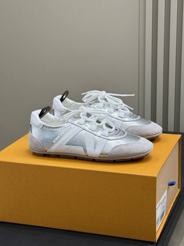 ss25 New Arrival～ 从足尖来到街头，在 Balletcore 演变的关键节点，Lv用名为 Lv Sneakerina 的鞋款，给出了柔软之外更多