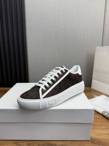工厂p价 ＶＥＲＳＡＣＥ.范思哲时尚皮革情侣休闲鞋 常年热卖款 面料:头层品牌面料 内里:羊皮皮内里 原版大底开模大底 尺码:36-45 45定做不退换