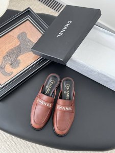 chanel 25C新款乐福鞋 这一季的乐福鞋很中规中矩 复古帅气还随性黑金两个颜色 都值得入 搭配完全无负担 鞋面牛皮 内里羊皮 真皮大底 Size:35-3