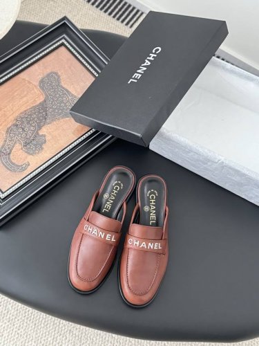 chanel 25C新款乐福鞋 这一季的乐福鞋很中规中矩 复古帅气还随性黑金两个颜色 都值得入 搭配完全无负担 鞋面牛皮 内里羊皮 真皮大底 Size:35-3