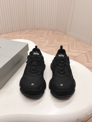 新色 出 Balenciaga巴黎世家老爹鞋情侣款 triple S系列圆头复古 这款鞋设计来源于经典的Cargo 3B Sports Lcon元素 3但又没有