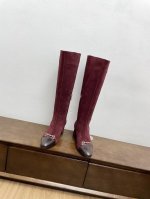 SF salvatore Ferragamo 秋冬新品上新！菲拉格慕Gancini双马蹄扣粗跟长靴 气质非常柔软，上脚简直舒服到不行，靴扣位置采用双马蹄扣做装饰