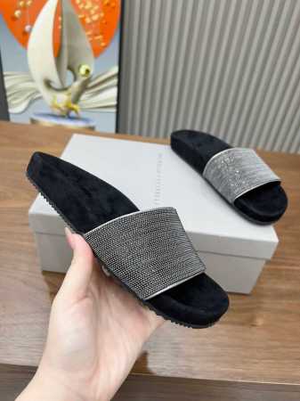 BrunelloCucinelli 。B C时尚休闲拖鞋新款。面料：进口牛绒+羊皮。内里进口牛绒，，纯铜珠链，上脚美观大方，百分百原版开发。原版包装，码数，36 - 点击图像关闭