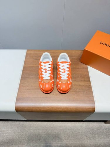 Lv25年新款情侣球鞋 穿上就是时髦精 这款 Footprint Socce-运动鞋于2025春夏系列时装展中亮相 是pharrell William-首次以足
