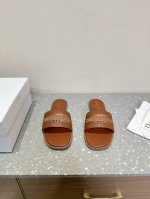 Dior 迪奥 25ss春夏新款 D-Lane 平底圆头 露趾拖鞋凉鞋春季季成衣系列的新款单品，来自 iviera 限定系列，兼具高订风格和休闲气质。不对称白色