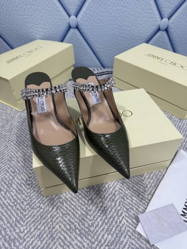 Jimmy Choo 吉米周 是一个非常全面之尊贵时尚生活品牌 香港,美国等大时尚博主及明星的同款表带女士短靴系列 澳大利亚尖头 圆头系列 简直是美上天了 爱上