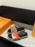 出厂 Lv拖鞋情侣款 Pool Pillow Comfort 必入系列！魔术贴高级慵懒风 百看不厌款 时尚度拉满 细节用心感受 反复调试配色 性感白 炫酷黑 惊