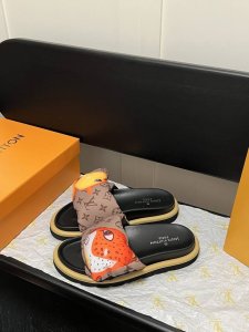 出厂 Lv拖鞋情侣款 Pool Pillow Comfort 必入系列！魔术贴高级慵懒风 百看不厌款 时尚度拉满 细节用心感受 反复调试配色 性感白 炫酷黑 惊