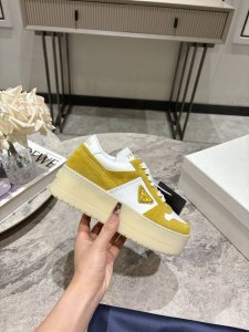 Prada普拉达 春夏最新 厚底三角标 休闲 运动鞋原版购入开发 做货 这款皮革运动鞋时尚简洁，展现出极简风格和运动个性的充分融合。搭配经典的棉质鞋带和轻便的橡