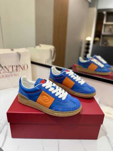 出厂男女同价: VALENTINO专柜同步新款德训鞋低帮休闲运动鞋 专业高端，完美复刻，品质一流！ 全部采用原版1:1材料制作，独家开模！ 面料牛皮 TPU材质