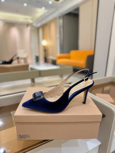 价格P： Gianvito Rossi 2025新款拖鞋 原版开发 顶级版本 代购品质 超美的大宝石高跟凉鞋。大颗宝石璀璨夺目，仿佛把星辰踩在脚下，瞬间成为人群