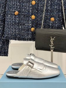 厂价半拖 乐福鞋 Prada 普拉达25Ss新品复古 走秀流苏乐福鞋半拖鞋系列 流苏搭配雕花工艺设计 网红Ins热捧 复古又时尚 上脚非常舒适又百搭！ 鞋面采用