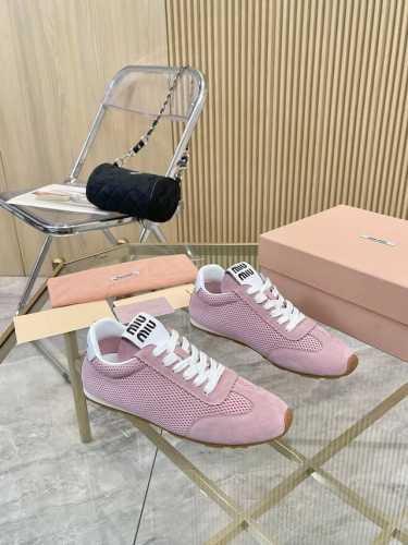 跑量价 缪缪Miumiu2025早春新款 火爆款休闲鞋 小白鞋 今年主推款 复古做旧时尚 简约高级 随意搭配 上脚非常舒适，年度必入款！鞋面原版牛反绒，内里羊皮