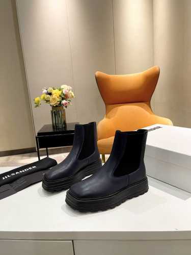 品 牌：Jil sander jil sander 方头马丁靴顶级版本 小红书微博随便都能刷出几个明星或网红在穿， 设计线条显瘦且百搭，一直都走高端暗黑范儿。