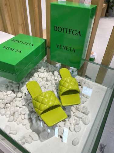 Bv 葆蝶家 新款新色菱格平底拖鞋18色入 Bv经典之作永不落伍 官网实体店一直更新 可见设计灵魂 经典一字拖设计 简约 得体 鬼才设计师惊世骇俗之作 小小菱格