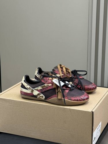 顶级品质 Miu Ss25 春夏板鞋新品 一贯Miu得气质，拿捏了很多经典单品。 除了好看还是好看呀 夏天就是要搭配帆布鞋呀 Size 35-41